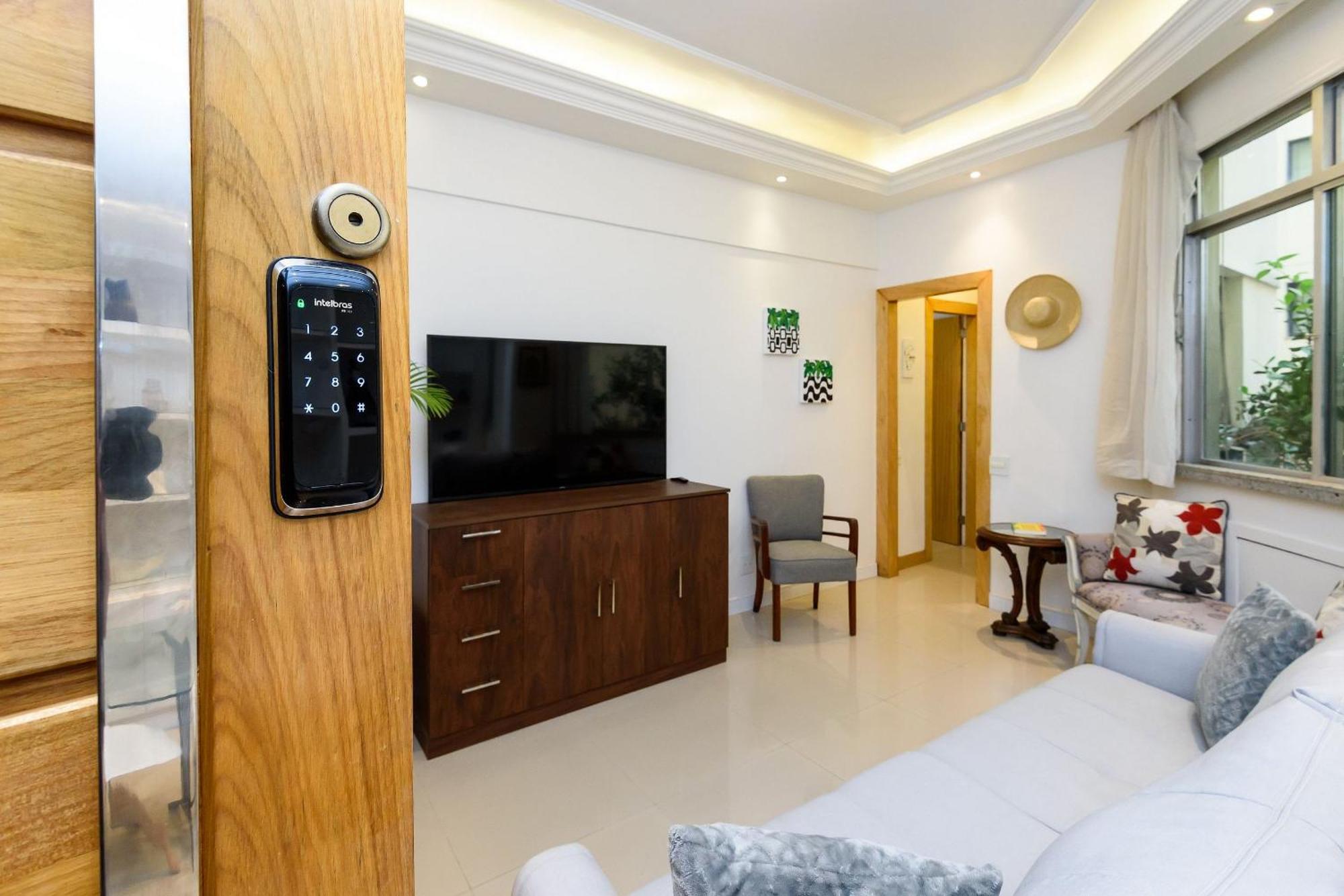 Omar Do Rio - Df97/301: 2qtos Espaçoso, C/ Suíte, Smart Tv, Internet 350mbps C/ Workstation, A 180m Da De Copacabana E A 9 Minutos Do Metrô Siqueira Campos * Río de Janeiro